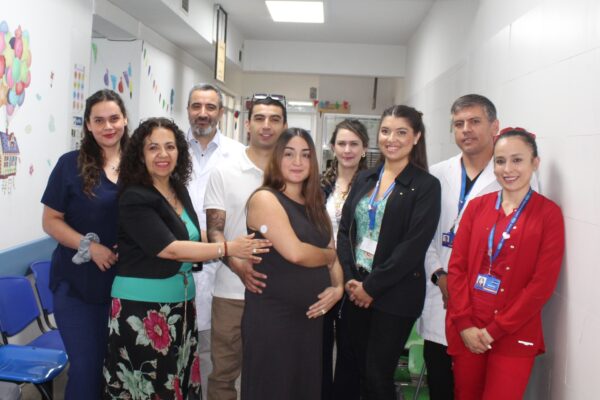 Primera usuaria gestante del Servicio de Salud Aconcagua recibe monitoreo continuo de glucosa garantizado por el nuevo Decreto GES