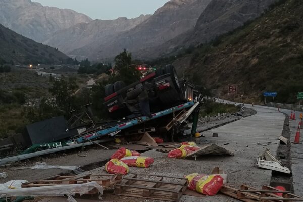 En Los Andes Conductor muere tras volcamiento de camión en Camino Internacional