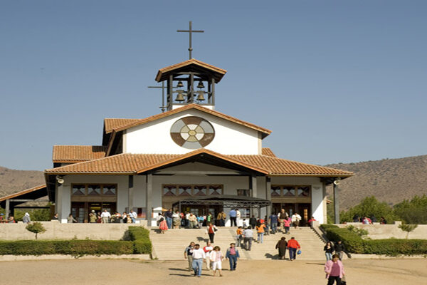 Polémica por cobro de estacionamiento en el Santuario Santa Teresa de Los Andes en Auco