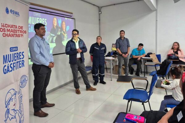 22 aconcagüinas inician formación en gasfitería certificada gracias a iniciativa de Esval