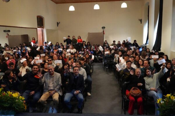 Municipalidad de Los Andes entregó millonario beneficio de becas a estudiantes de educación superior