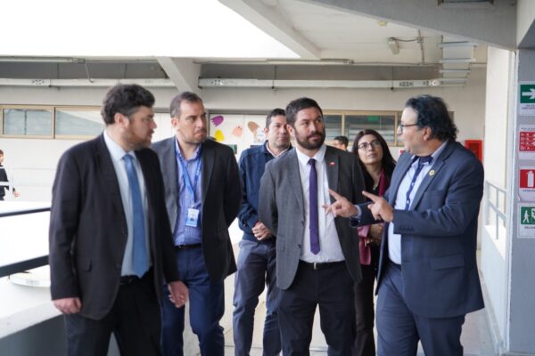 Autoridades recorren nuevas dependencias del Liceo El Porvenir de Llay Llay