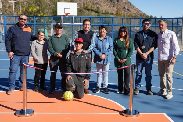 En Los Andes municipio entrega a vecinos renovada multicancha en la población Bellavista 1
