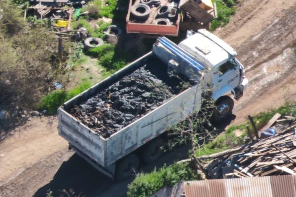 En Los Andes fiscalizan camiones que ingresan a vertedero ilegal