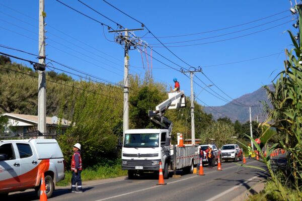 Exitoso operativo de Chilquinta permitió reforzar la infraestructura eléctrica de Catemu