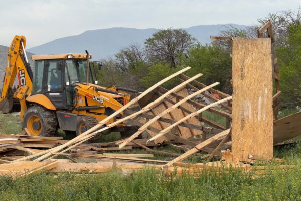 Demolieron casas que se construían a orillas del río en intento de nueva toma en San Felipe