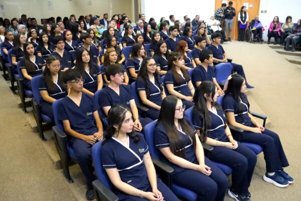 Carrera de Enfermería UV Campus San Felipe inviste a cuarenta y un estudiantes de primer año