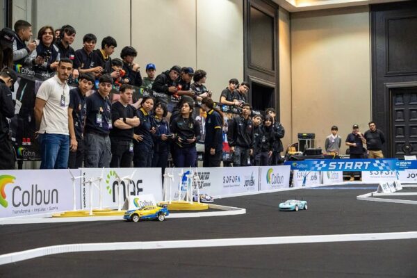 Alumnos del Liceo Industrial Guillermo Richards Cuevas San Felipe se coronaron campeón en carrera de autos propulsados por hidrógeno verde en torneo nacional Indu-Green Power Racing