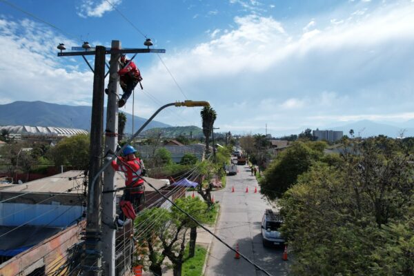 Campaña de Chilquinta busca evitar accidentes que dejan a cientos de familias sin suministro “El choque dura segundos, el corte de luz puede durar horas”