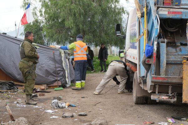 Municipalidad de Los Andes y Carabineros realizan retiro de ruco en Avenida Las Industrias