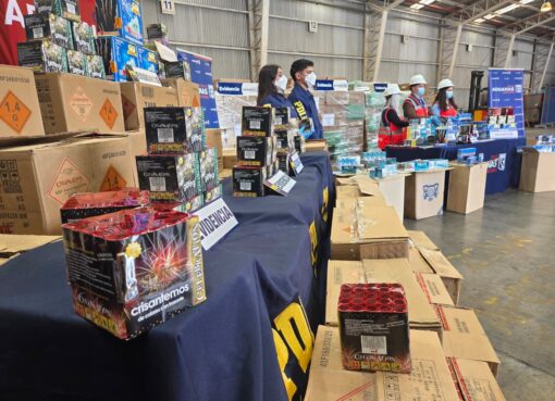 Aduanas incauta 2,4 toneladas de fuegos artificiales y más de 101 mil cajetillas de cigarrillos en Los Libertadores