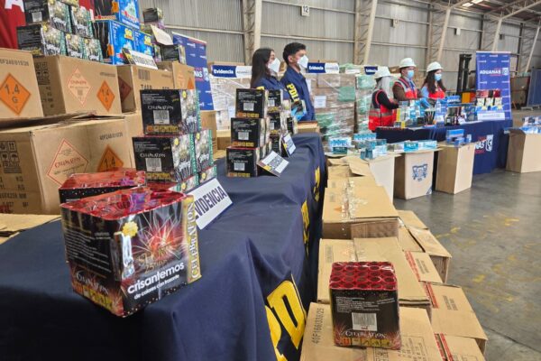 Aduanas incauta 2,4 toneladas de fuegos artificiales y más de 101 mil cajetillas de cigarrillos en Los Libertadores