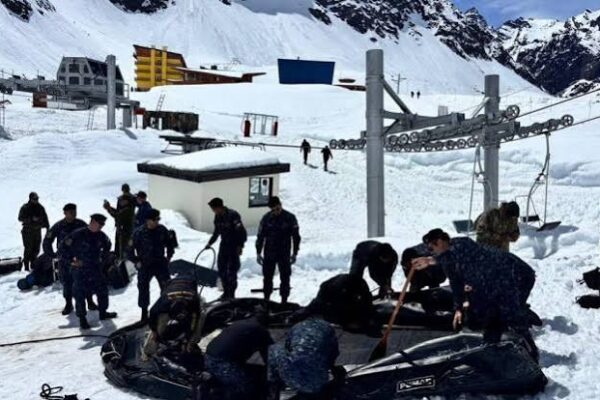 El jueves continuaría la búsqueda de cuerpo atrapado en Laguna del Inca tras fatal avalancha
